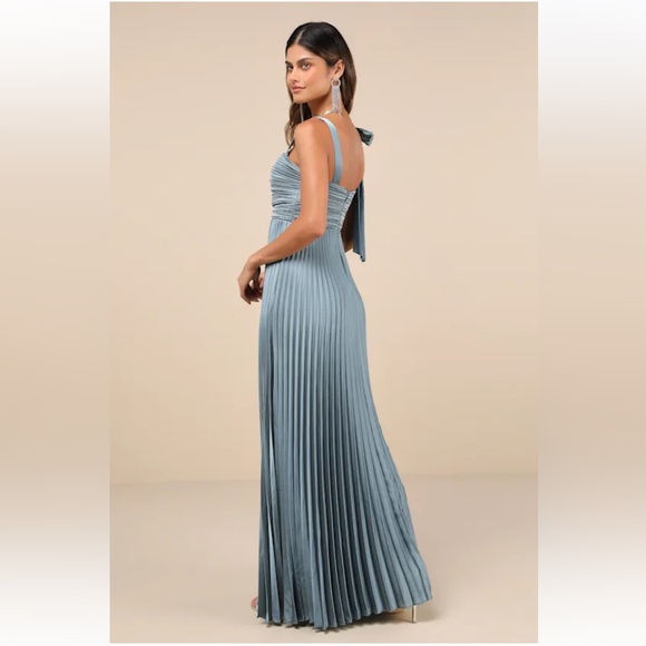 Elegant Blue Pleated Maxi Dress - Picture 2 of 5